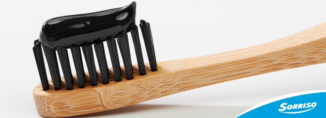 Escova de dente sustentável com pasta de dente de carvão