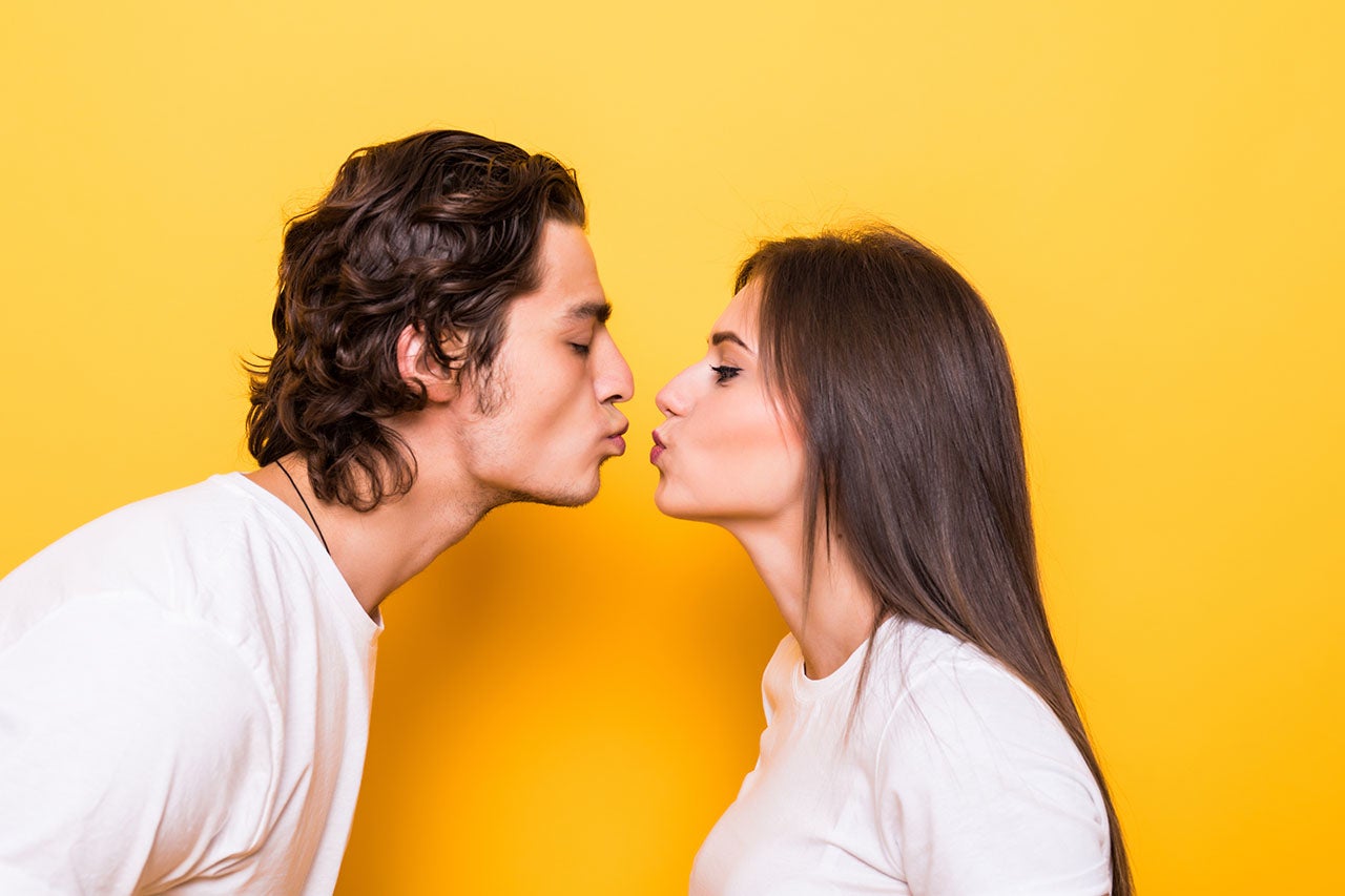 Casal apaixonado se aproximando e fazendo biquinho para experimentar um dos tipos de beijo