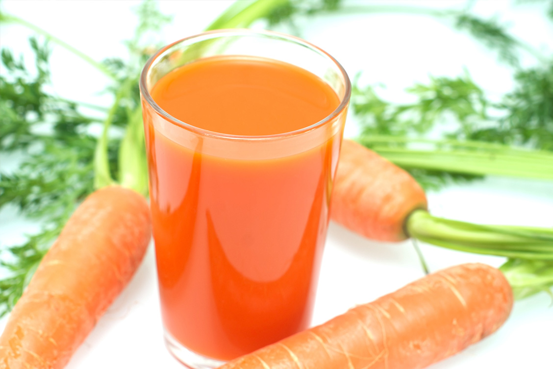 Suco de cenoura fresco, uma combinação deliciosa para turbinar os benefícios da água de coco para a pele.