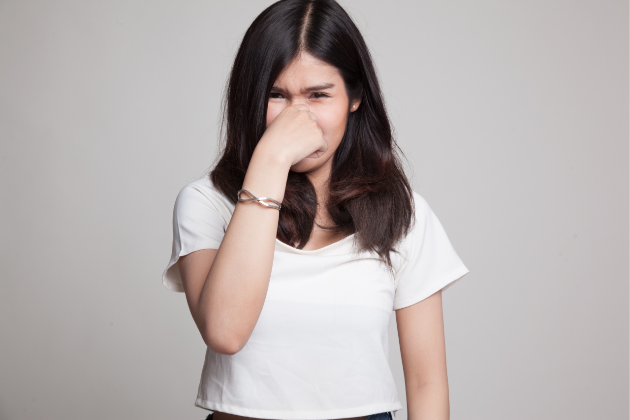 Mulher tapando o nariz por conta do cheiro ruim, reforçando a necessidade de um bom creme dental para mau hálito para manter o frescor no dia a dia. Mulher tapando o nariz por conta do cheiro ruim, reforçando a necessidade de um bom creme dental para mau hálito para manter o frescor no dia a dia.