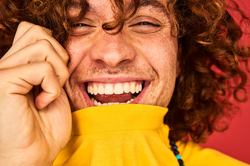 Homem com dentes bonitos e saudáveis porque usa o creme dental Sorriso Homem com dentes bonitos e saudáveis porque usa o creme dental Sorriso