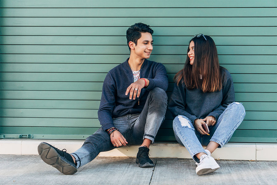 Casal jovem em um encontro relembrando as dicas de como beijar bem na primeira vez