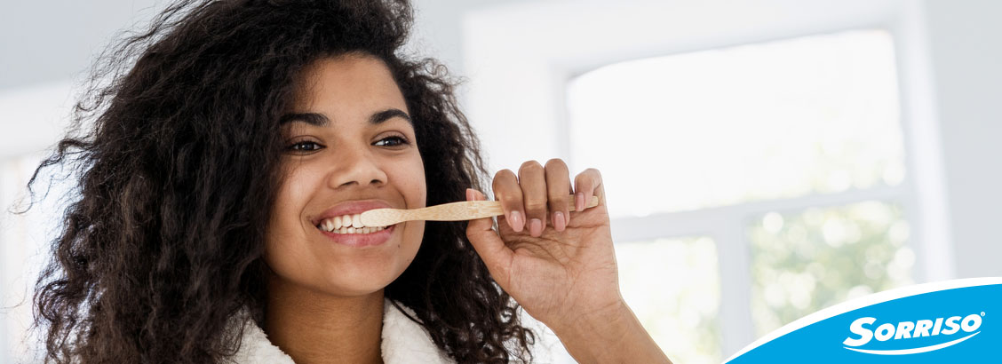 Mulher escovando os dentes