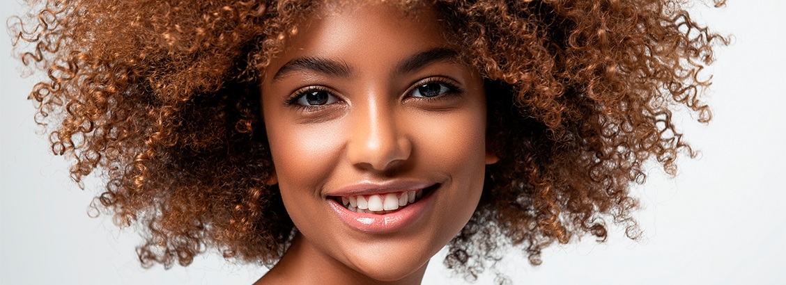 Mulher negra com sorriso branco